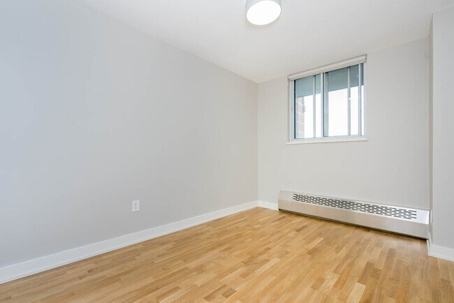 Building Photo - 230 Oak St