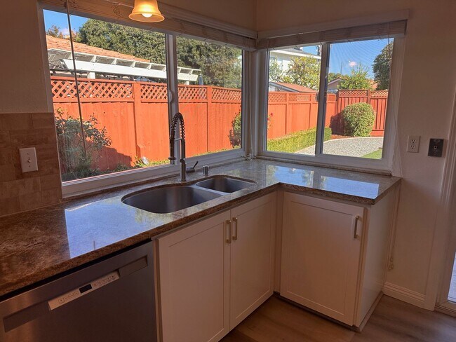 Foto del edificio - Beautifully Updated 4 Bedroom 2 Bath Home ...