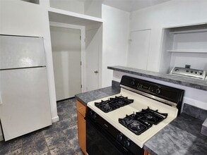 Building Photo - 617 E 12th 1/2 St