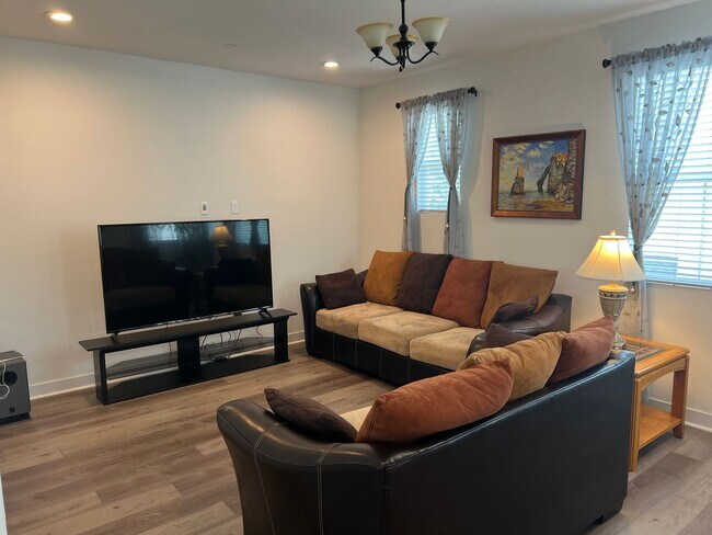 Foto del edificio - Spacious 4 Bedroom, 3.5 Bath Townhome in G...