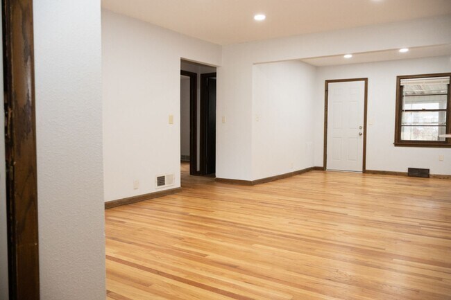 Building Photo - 1715 S Fabrique Dr