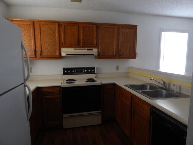 Building Photo - Center of it all! Large 2 Bedroom Townhous...