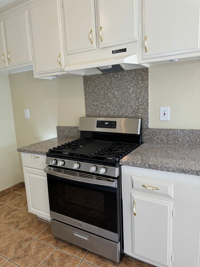 New GE Gas Range - 2151 E Almont Ave