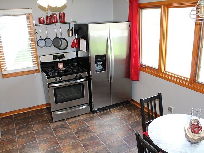 Building Photo - 2 bd 1ba house rent rent in Hudson, IA