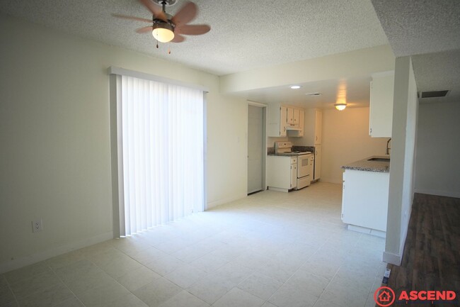 Building Photo - Cute Apartment Located in the Southwest!