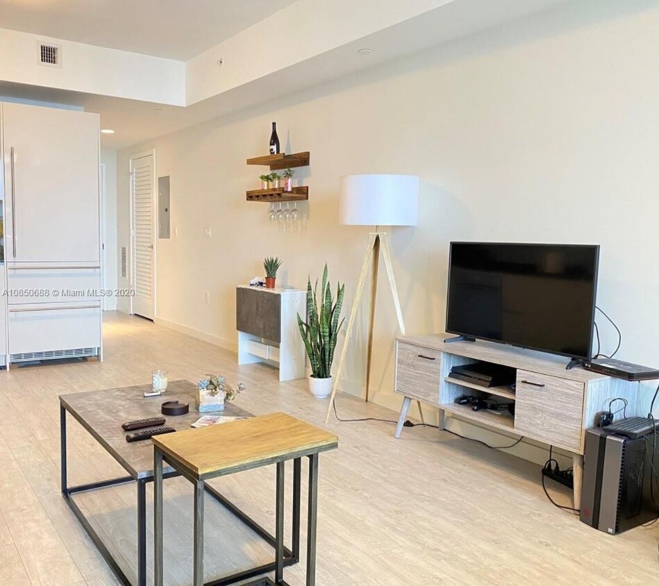 Primary Photo - 1010 Brickell Ave