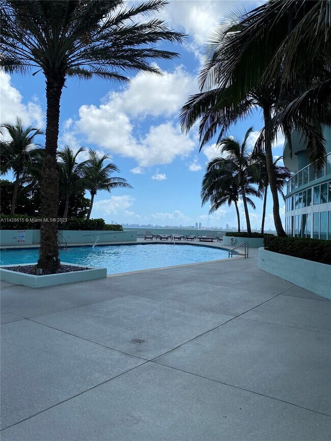 Foto del edificio - 1900 N Bayshore Dr