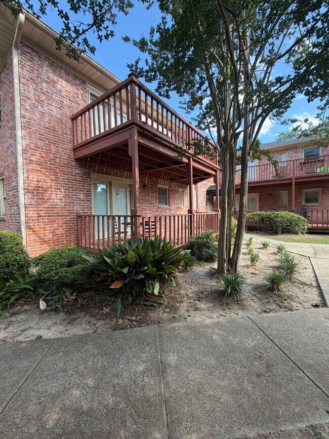 Foto del edificio - Large Studio Condo Downtown Walking Distance to the Florida State Capitol