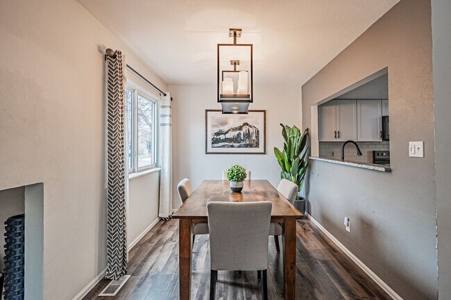 Foto del edificio - Spacious 3BD, 3BA Lakewood Townhome with Finished Basement and 1-Car Garage