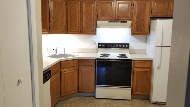 Foto del edificio - 1st Floor Corner Unit in Small, Quiet Cond...