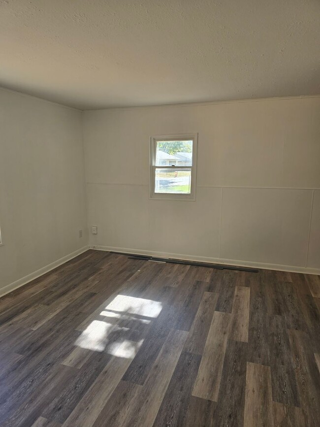 Building Photo - 3 bedroom 1 bath home for $1000