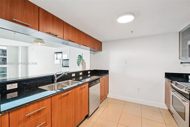 Building Photo - 1800 N Bayshore Dr