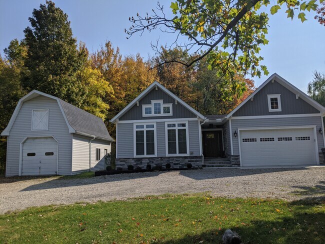 Building Photo - 2209 Edinboro Rd