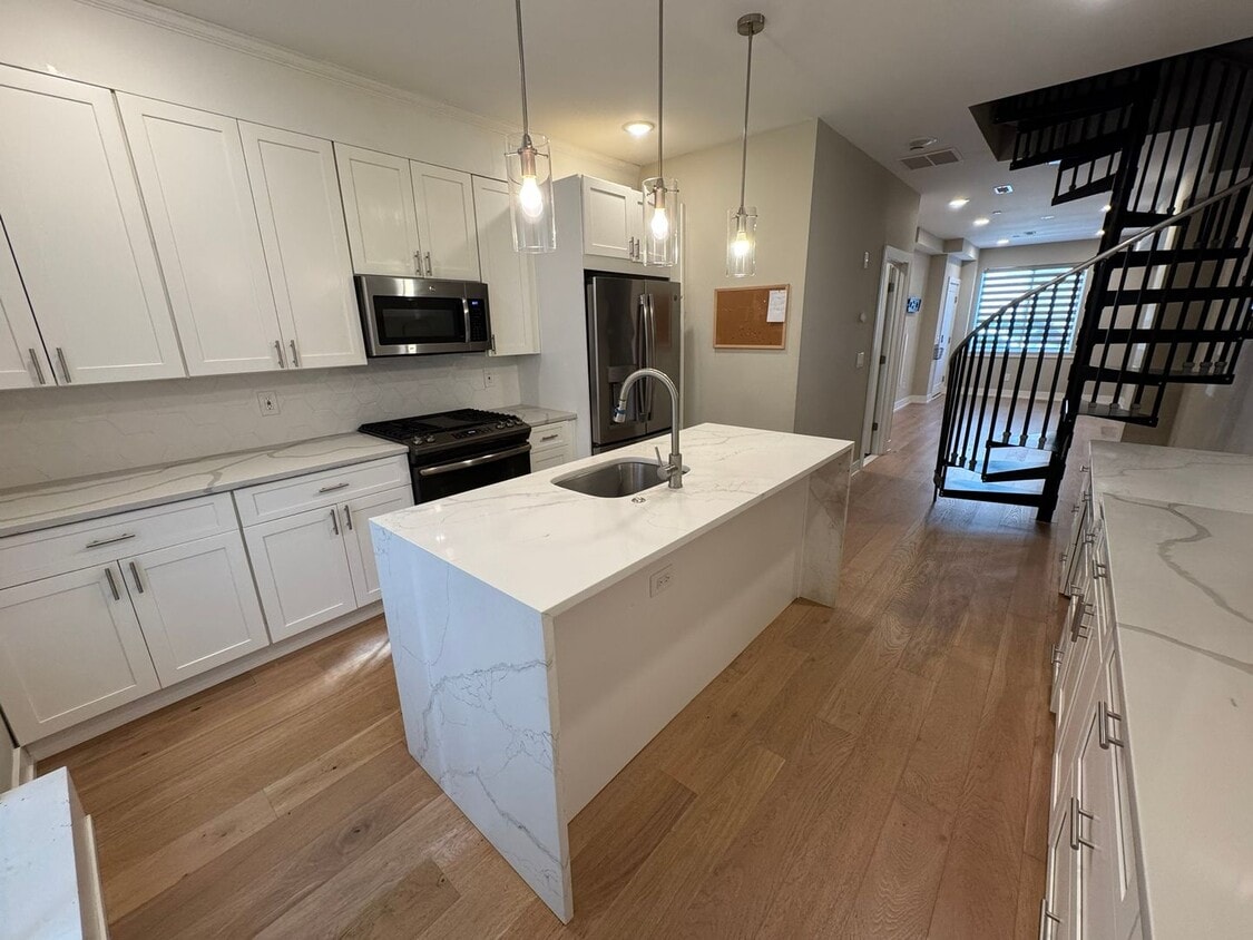 Bi-Level Newer Construction in the Heart o... - Bi-Level Newer Construction in the Heart o...