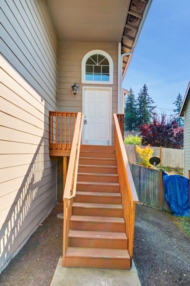 Building Photo - 4BD Split Level