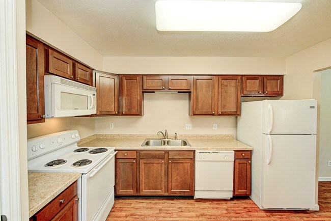 Building Photo - Castleton Manor Apartments
