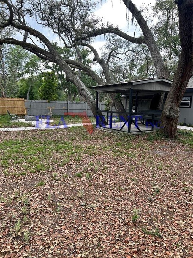 Foto del edificio - **3/2 lovely home with separate 1/1 In law suite**