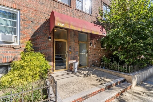 Foto del edificio - 250 Clendenny Ave