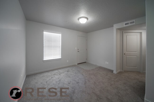 Building Photo - Beautiful Modern Orem Condo w free interne...