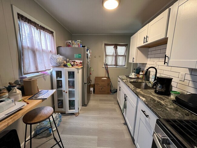 Foto del edificio - A newly remodeled 2-bedroom, 1-bathroom ranch home with central air and gas heat in a fantastic l...