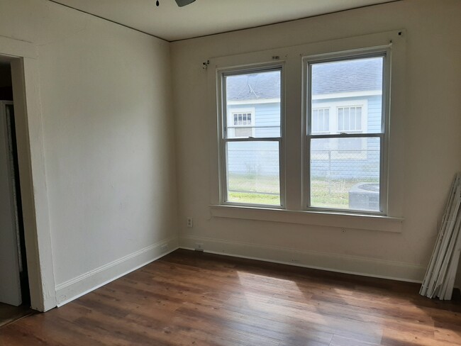 Building Photo - 905 Saluda St