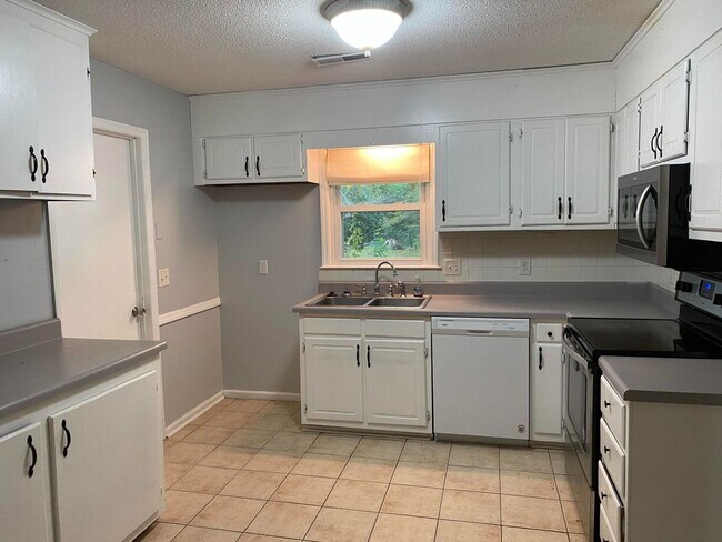 Building Photo - Beautiful 3 bedroom home in St James Estates