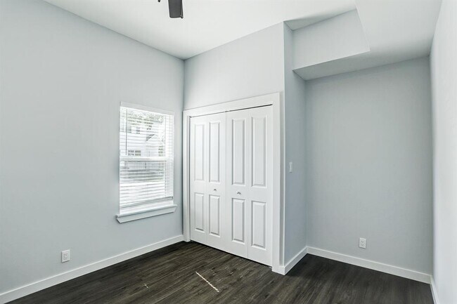 Building Photo - 225 N Everton St