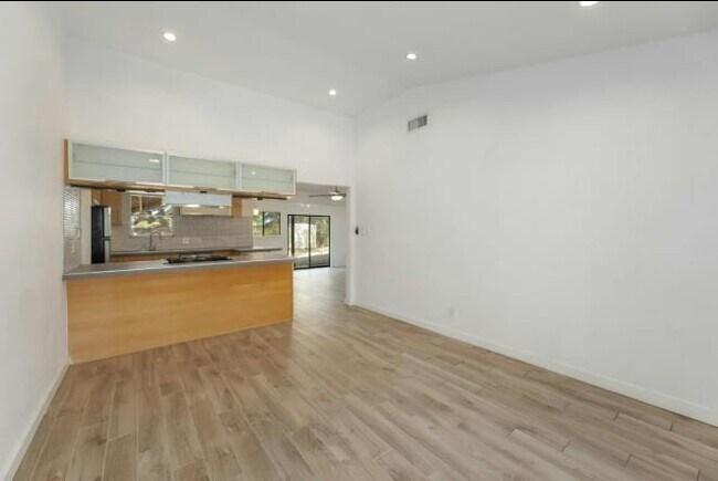 Foto del edificio - 4904 Enchanted Ln