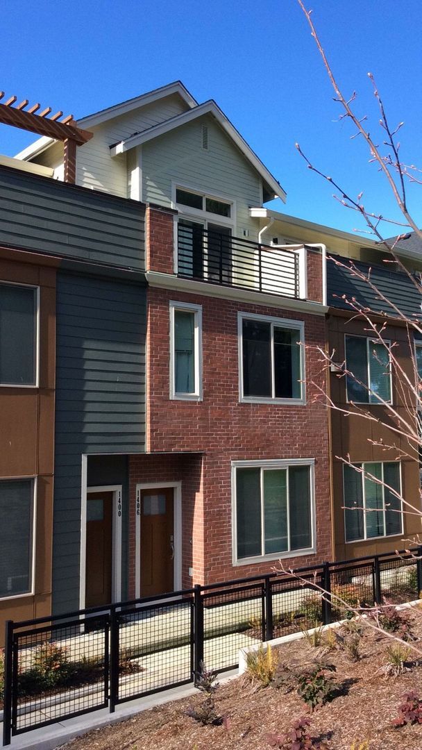 Foto del edificio - Beautiful Luxury 3 Bedroom, 3.25 Bath Bellevue Town-Home!