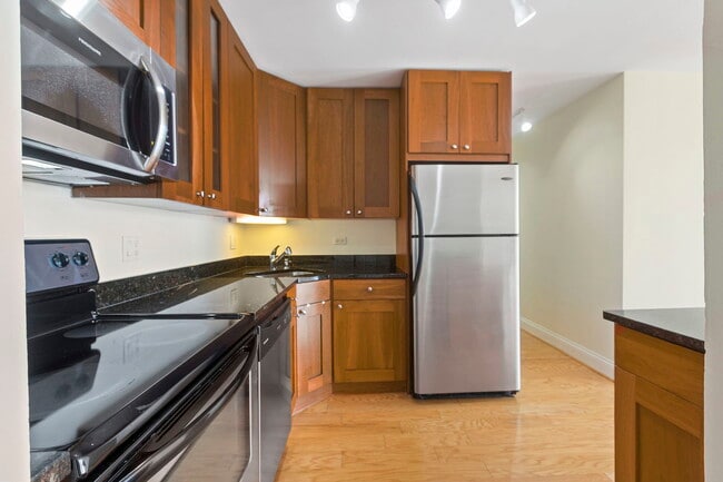 Building Photo - 450 W Briar Pl