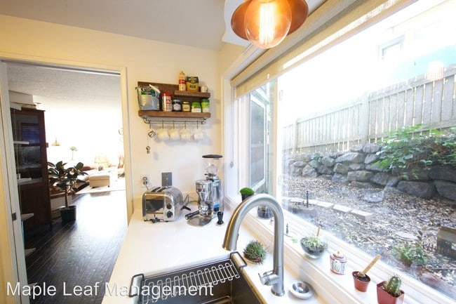Building Photo - 2 br, 2 bath House - 303 13th Ave E #103