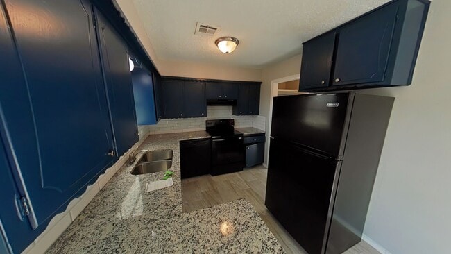 Building Photo - 324 NW Compass Dr