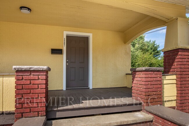 Foto del edificio - 3 Bed Home with Large Yard & Detached Garage – $1,495/mo