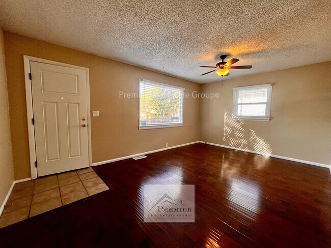 Foto del edificio - 218 W Ramona Ave