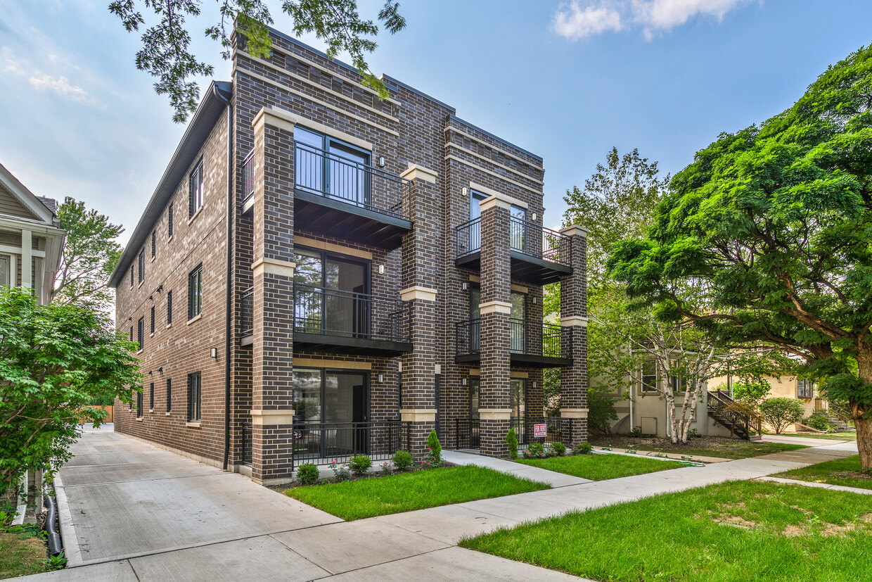 Primary Photo - 4426 N Kenneth Ave