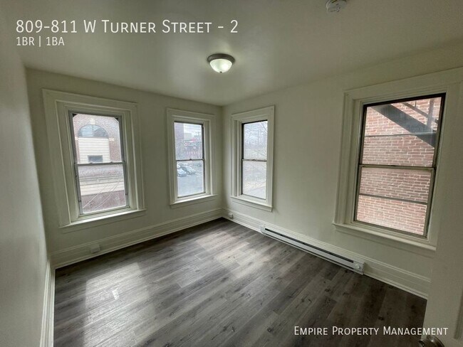 Building Photo - 2nd Floor: 1 Bedroom/ 1 Bathroom Apartment...