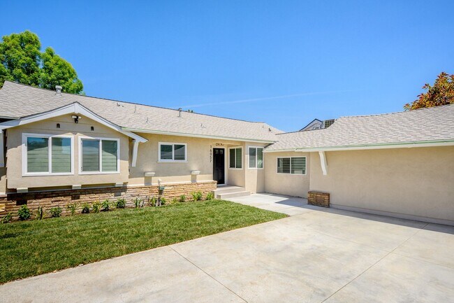 Building Photo - 10657 Knapp St