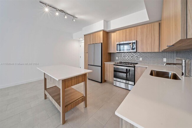 Building Photo - 2150 N Bayshore Drive Unit 1709