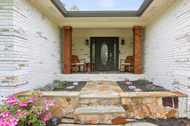 Foto del edificio - Dunwoody Village Home With Pool