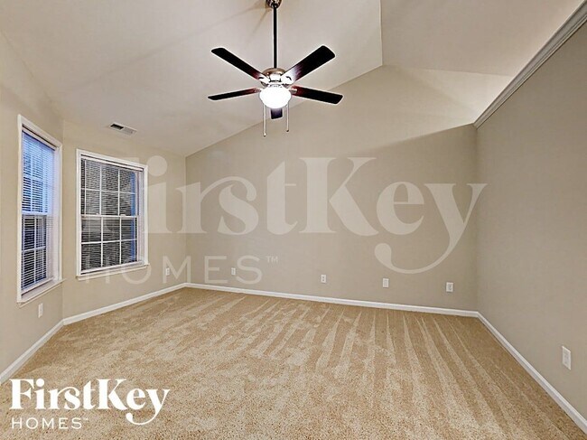 Building Photo - 2332 Juniper Dr