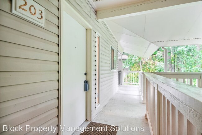 Building Photo - 2 br, 1.5 bath House - 14475 NE 40th St #E203