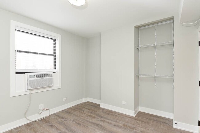 Foto del edificio - 545 W Belmont Ave