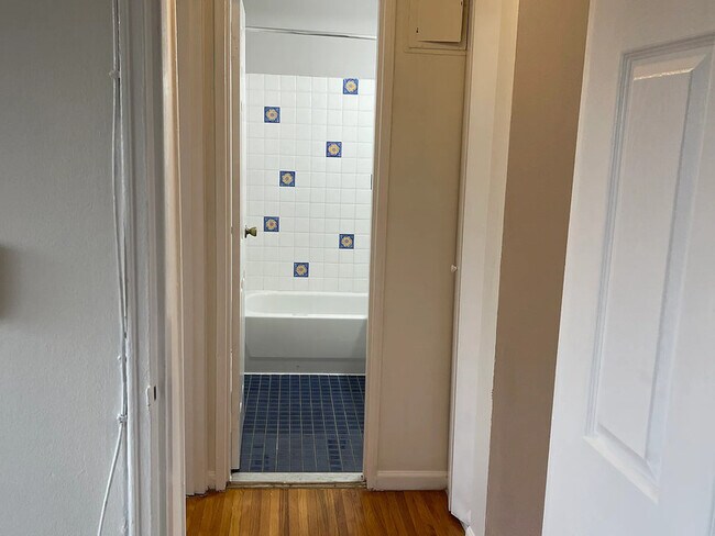 Building Photo - 20 Manor Dr