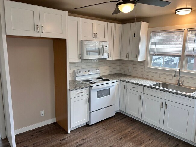 Building Photo - Super Cute 3 Bedroom/1 Bath Country Home i...