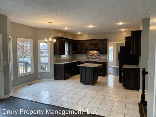 Building Photo - 5 br, 3.5 bath House - 4735 S. Mary Ann Ave