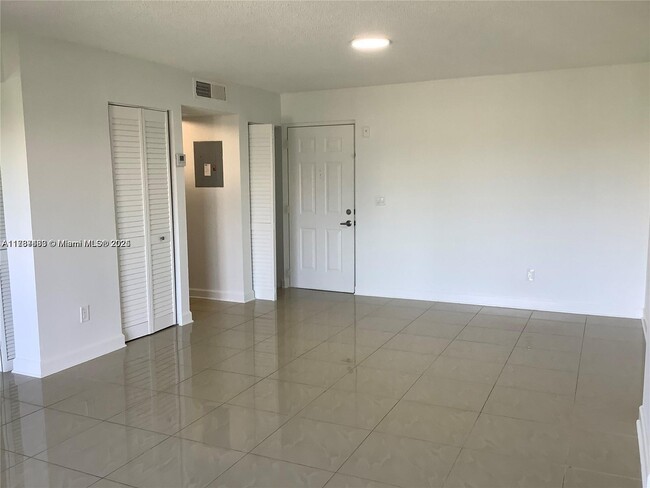 Foto del edificio - 8240 SW 210th St