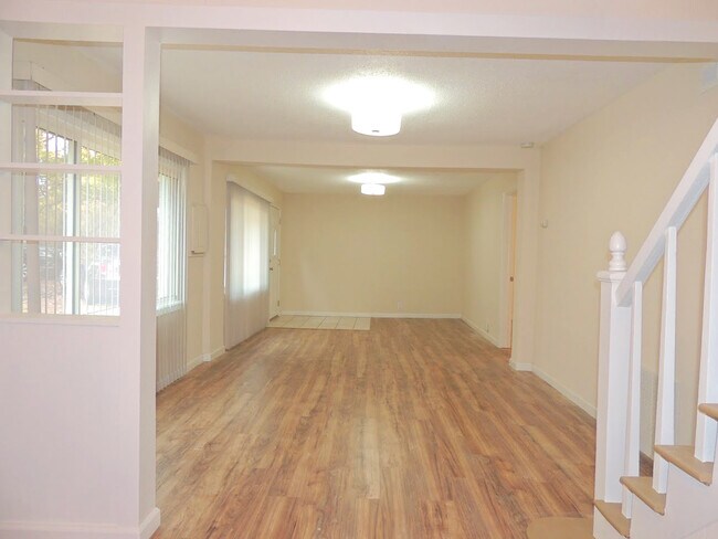 Foto del edificio - 3 Bed - 1.5 Bath Bungalow for Rent in Eastlake | Enchanting!