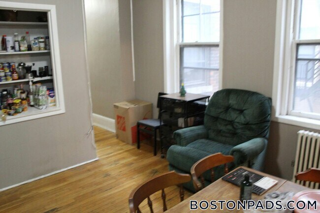 Building Photo - 447 Park Dr