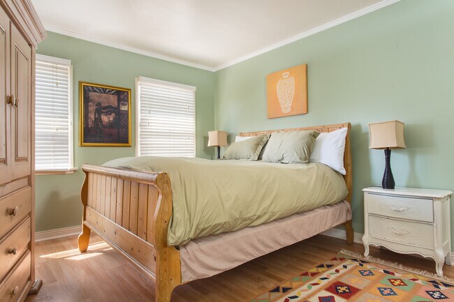 Main Bedroom with Queen Bed - 1766 Vista Del Mar Ave