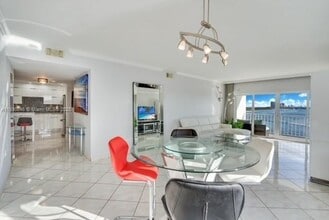 Building Photo - 500 Bayview Dr